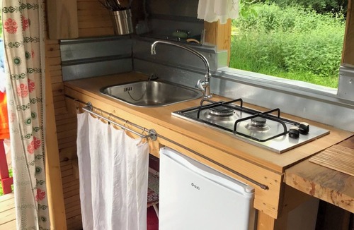 Hagneville-et-Roncourt House | A trailer in a park, surrounded by nature.