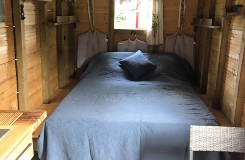 Hagneville-et-Roncourt House | A trailer in a park, surrounded by nature.