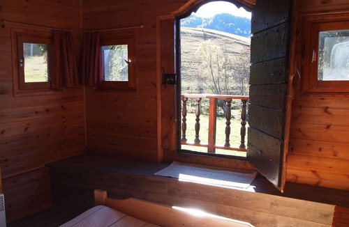 Le Sauze Ski Chalet | A unique situation: life in an unusual cottage on the slopes