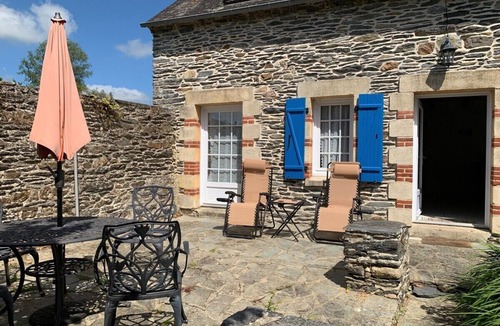 Caurel Cottage | A wonderful stone cottage sleeps up to 5, is set in a quiet lane yet near to shops, lake etc.