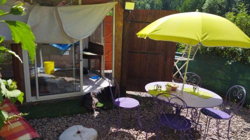 Lalaye Other | Abri de jardin aménagé, chambre Camping Glamour