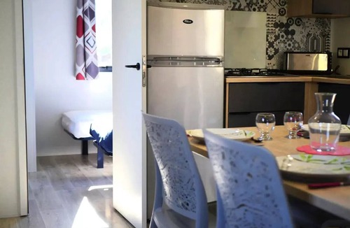 Sadirac House | Acacia 3-Bedroom Mobile Home for 4 People, Air-Conditioned + TV, 2 Bathrooms
