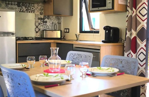 Sadirac House | Acacia 3-Bedroom Mobile Home for 4 People, Air-Conditioned + TV, 2 Bathrooms