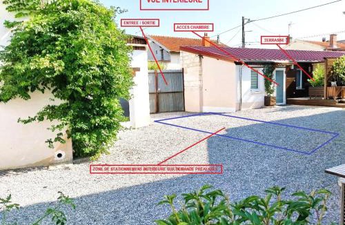 Fagnieres House | Agréable chambre pour 2 avec salle de bain et terrasse privées