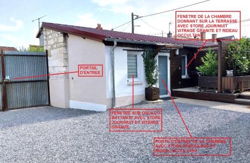 Fagnieres House | Agréable chambre pour 2 avec salle de bain et terrasse privées