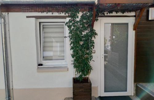 Fagnieres House | Agréable chambre pour 2 avec salle de bain et terrasse privées