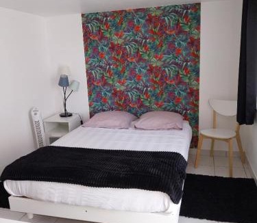 Fagnieres House | Agréable chambre pour 2 avec salle de bain et terrasse privées