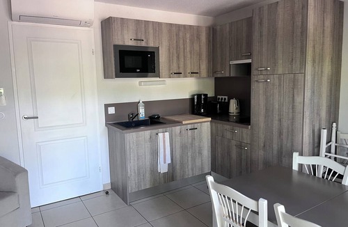 Remoulins Apartment | Air-Conditioned 2-Bedroom Apartment in Pont du Gard
