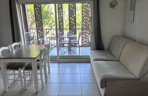 Remoulins Apartment | Air-Conditioned 2-Bedroom Apartment in Pont du Gard