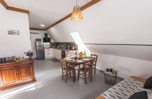 Aucun Apartment | Air-conditioned apartment in stone barn