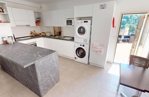 Menton Apartment | Air-conditioned room with mountain view