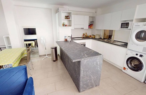 Menton Apartment | Air-conditioned room with mountain view