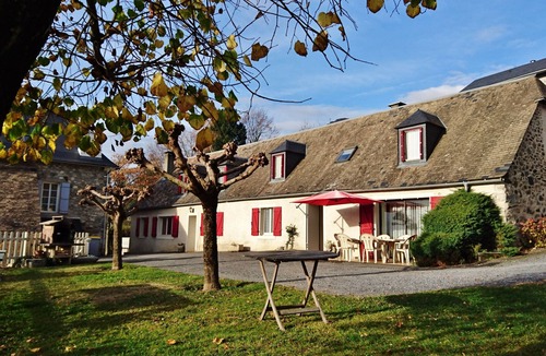 Ouzous House | Air-conditioned semi-detached house, 9 Pers between ARGELES and LOURDES, view of the valley