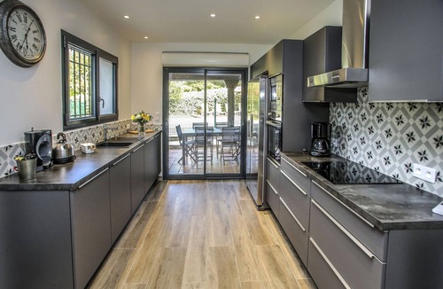 Peymeinade House | Air-conditioned villa with swimming pool in quiet residential area. Garden with trees.