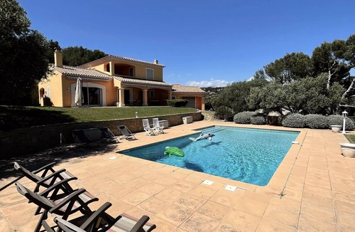 Ollioules Villa | Air-Conditioned Villa with Pool: 5 Rooms, Sleeps 8 - Comfort