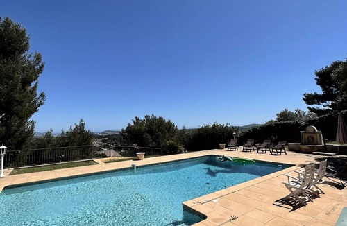 Ollioules Villa | Air-Conditioned Villa with Pool: 5 Rooms, Sleeps 8 - Comfort