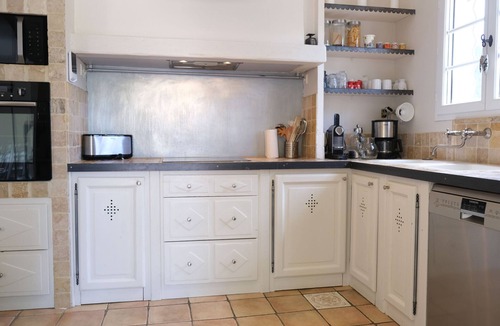 Mouries House | Air-conditioned villa with pool Mouriès Alpilles sleeps 8