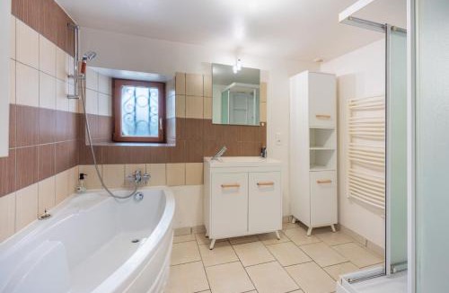 Socourt Villa | Air Hockey avec Jardin et Climatisation