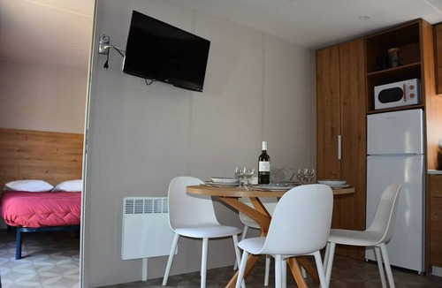 Sadirac House | Althéa 3-Room Mobile Home for 4 People, Air-Conditioned + TV, 2 Bathrooms