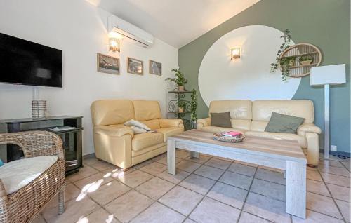Aramon House | Amazing Home In Aramon With Swimming Pool