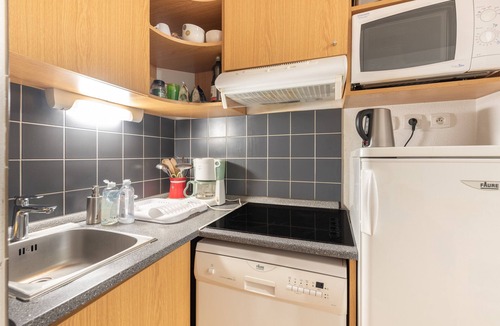 Bagneres-de-Luchon Apartment | Apartment 'A Garden in the Heart of Luchon' with Balcony and Wi-Fi