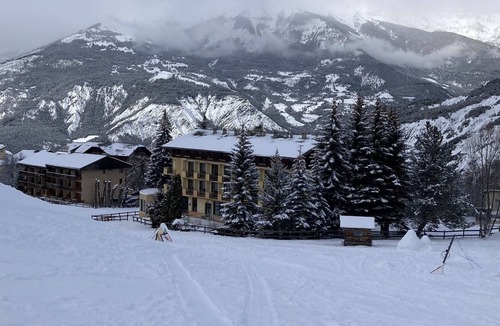 Le Sauze Apartment | Apartment at the foot of the slopes.