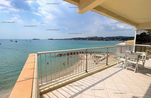 Sanary-sur-Mer Apartment | Apartment directly on the seaside for 4