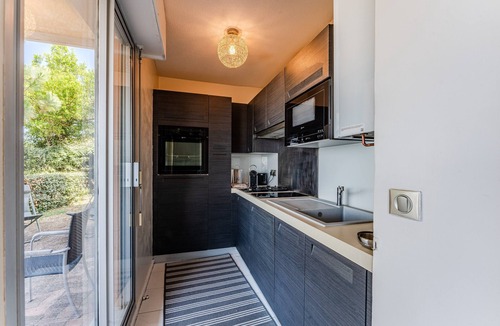 Arcachon Apartment | Apartment “Eugénie” with Arcachon Bay View, Private Terrace, Beach Access, and Wi-Fi