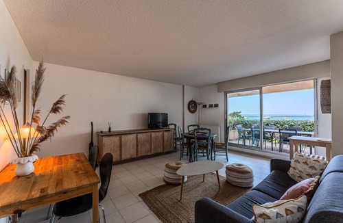 Arcachon Apartment | Apartment “Eugénie” with Arcachon Bay View, Private Terrace, Beach Access, and Wi-Fi