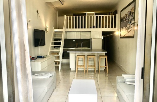 Bandol Apartment | Apartment feet in the water, luxury residence in the countryside