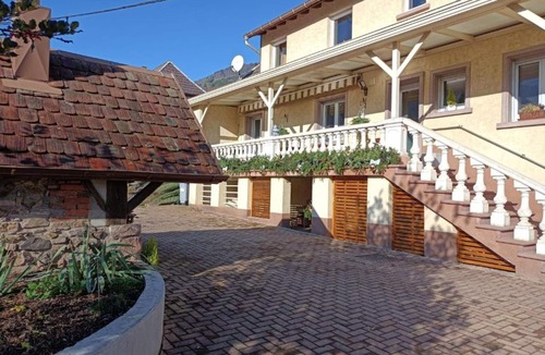 Steige Apartment | Apartment 'Gite Béthanie - 4 Pers' with Private Wooden Terrace and Wi-Fi