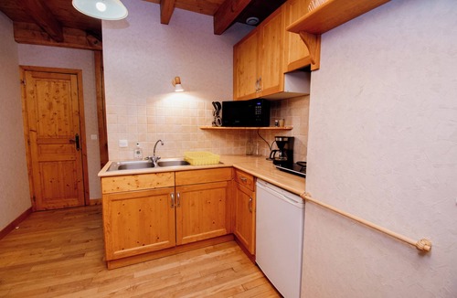 Les Hopitaux-Vieux Apartment | Apartment in Comtoise farmhouse Children's playground and equipment