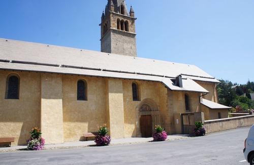 Pra Loup Apartment | Apartment in mountain village. Pets allowed.