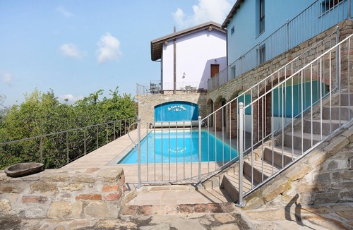 Cerretto Langhe Apartment | Apartment 'La Corte di Langa Alloggio Agata' with Shared Pool & Wi-Fi