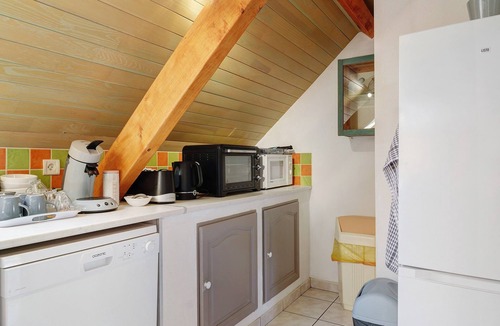 Villelongue Apartment | Apartment 'L'Appartement Des Trois Vallées' with Mountain View, Private Terrace and Wi-Fi