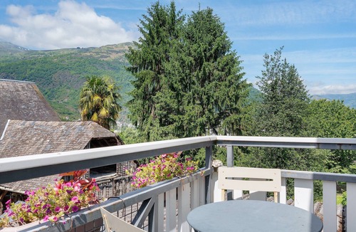 Villelongue Apartment | Apartment 'L'Appartement Des Trois Vallées' with Mountain View, Private Terrace and Wi-Fi