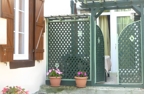 Lagarde Apartment | Apartment 'L'Appartement Du Moulin' with Private Terrace and Wi-Fi