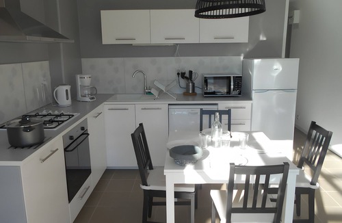 Meynes Apartment | Apartment 'La Vie Est Belle' with Shared Pool, Wi-Fi and Air Conditioning