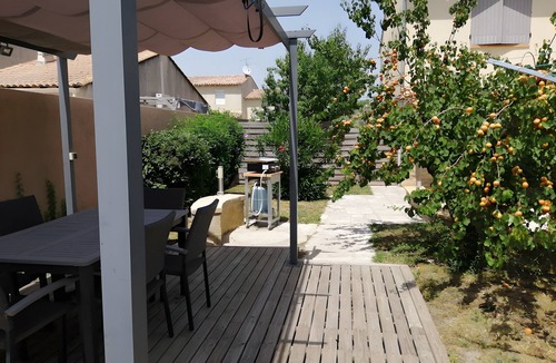 Meynes Apartment | Apartment 'La Vie Est Belle' with Shared Pool, Wi-Fi and Air Conditioning