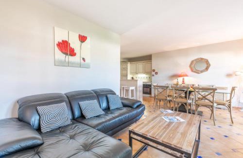 La Mole Apartment | Apartment Le Clos des Vignes by Interhome