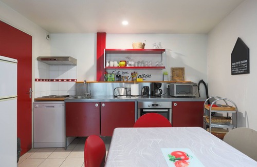 Hillion Apartment | Apartment 'Logement Coquelicot - 6 Personnes' with Private Terrace and Wi-Fi