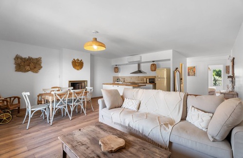 Le Pradet Apartment | Apartment 'Magnifique 6 Personnes' with Balcony, Wi-Fi and Air Conditioning