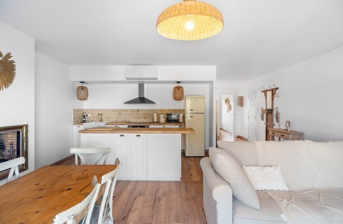 Le Pradet Apartment | Apartment 'Magnifique 6 Personnes' with Balcony, Wi-Fi and Air Conditioning