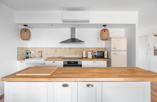 Le Pradet Apartment | Apartment 'Magnifique 6 Personnes' with Balcony, Wi-Fi and Air Conditioning