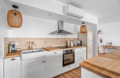 Le Pradet Apartment | Apartment 'Magnifique 6 Personnes' with Balcony, Wi-Fi and Air Conditioning