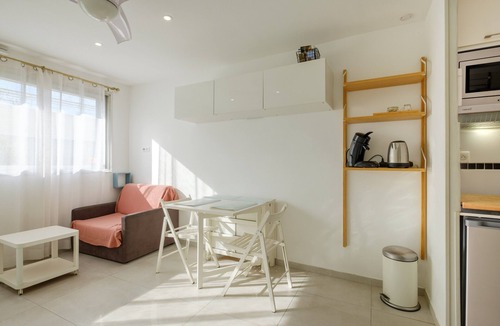 Villeneuve Loubet Beach Apartment | Apartment 'Studio Marina Baie Des Anges' with Private Garden, Wi-Fi and Air Conditioning