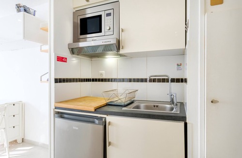 Villeneuve Loubet Beach Apartment | Apartment 'Studio Marina Baie Des Anges' with Private Garden, Wi-Fi and Air Conditioning