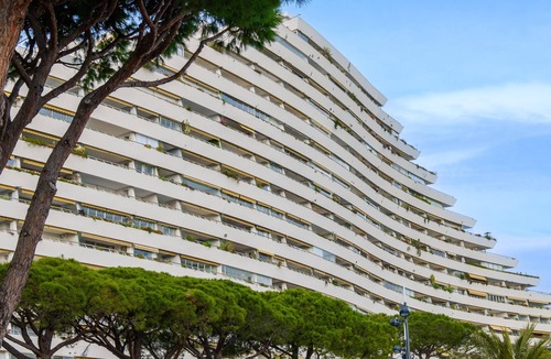 Villeneuve Loubet Beach Apartment | Apartment 'Studio Marina Baie Des Anges' with Private Garden, Wi-Fi and Air Conditioning