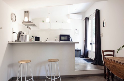 Saint-Menet Apartment | Apartment 'T2 Dans Les Pins' with Private Terrace, Wi-Fi and Air Conditioning