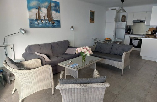 Sanary-sur-Mer Apartment | Apartment T3 corniche des Baux seafront air-conditioned 5 people 5 minutes from the port &commerce